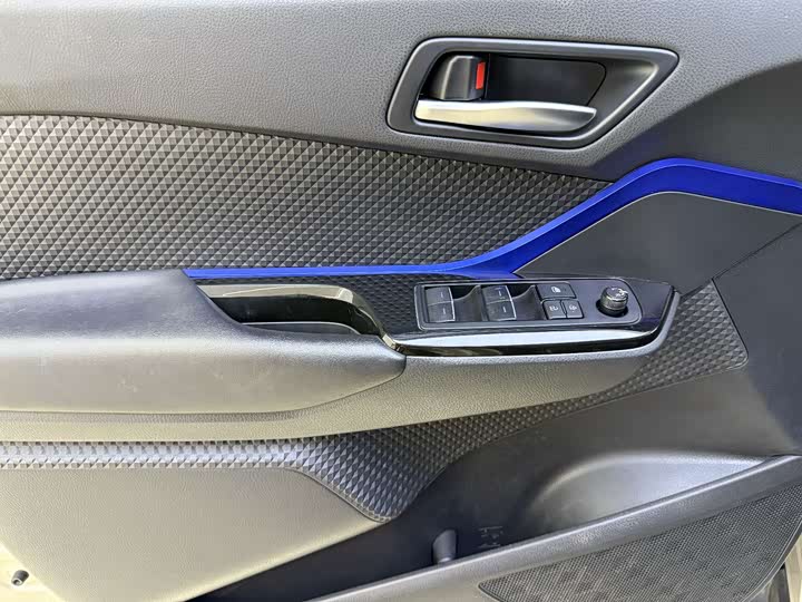 Фото 9 - Toyota C-HR