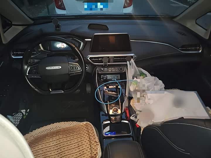 Фото 13 - Maxus Euniq 5