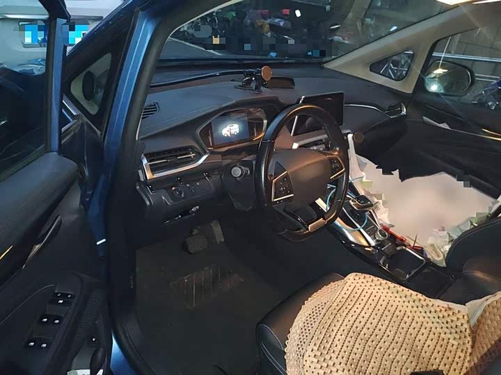 Фото 14 - Maxus Euniq 5