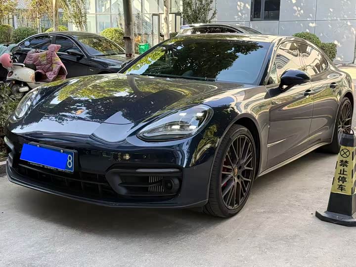 Фото 1 - Porsche Panamera