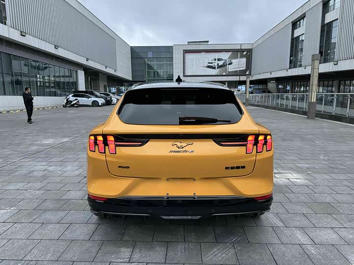 Фото 16 - Ford Mustang Mach-E