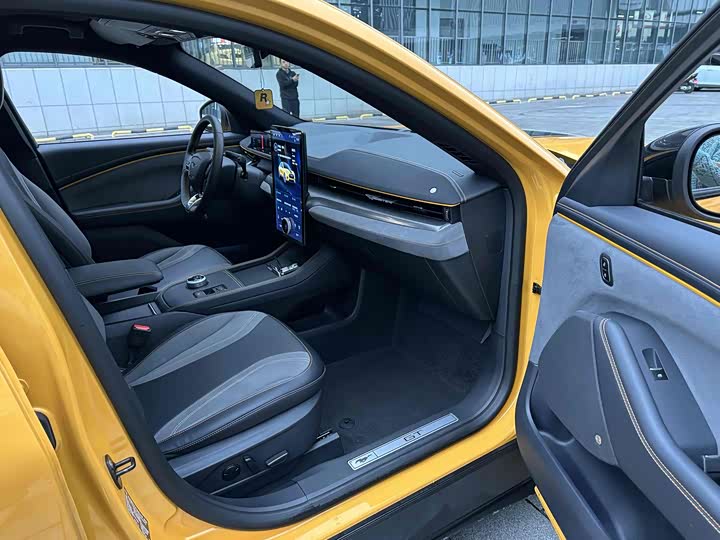 Фото 26 - Ford Mustang Mach-E