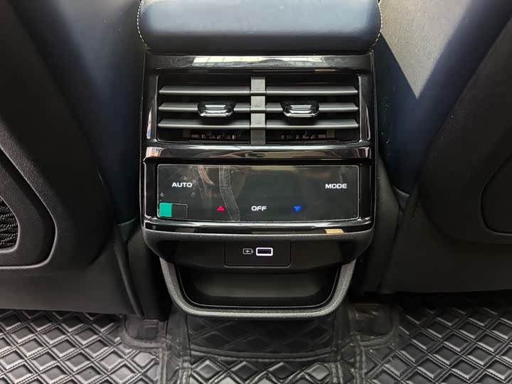 Фото 13 - Geely Monjaro