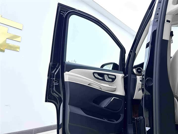 Фото 21 - Mercedes-Benz V-Class