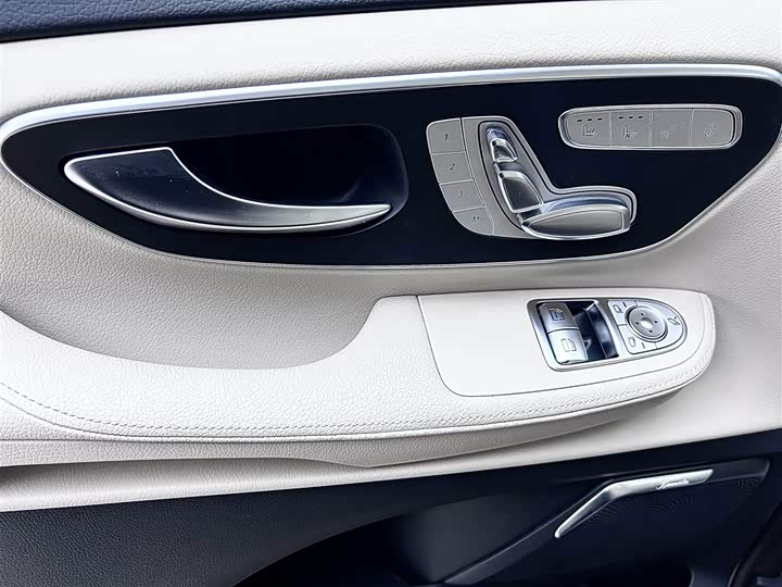 Фото 22 - Mercedes-Benz V-Class