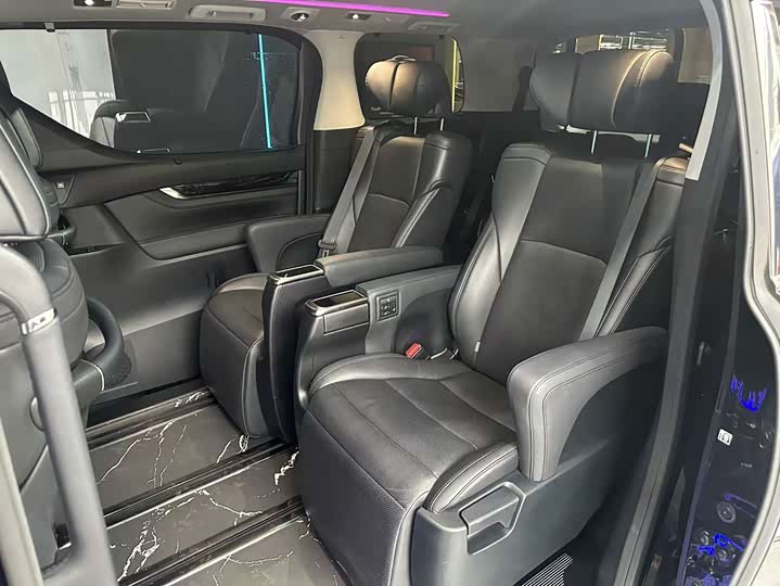 Фото 10 - Toyota Vellfire