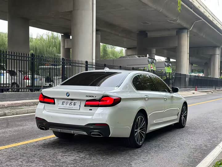 Фото 18 - BMW 5 Series