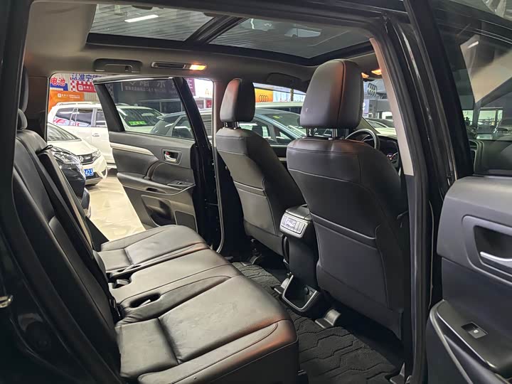 Фото 10 - Toyota Highlander