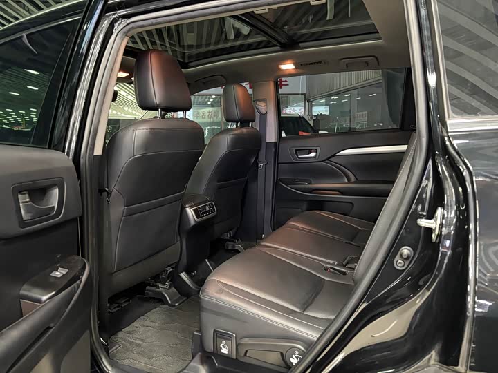 Фото 7 - Toyota Highlander