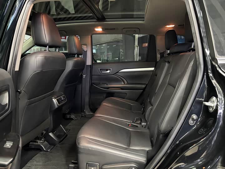 Фото 8 - Toyota Highlander