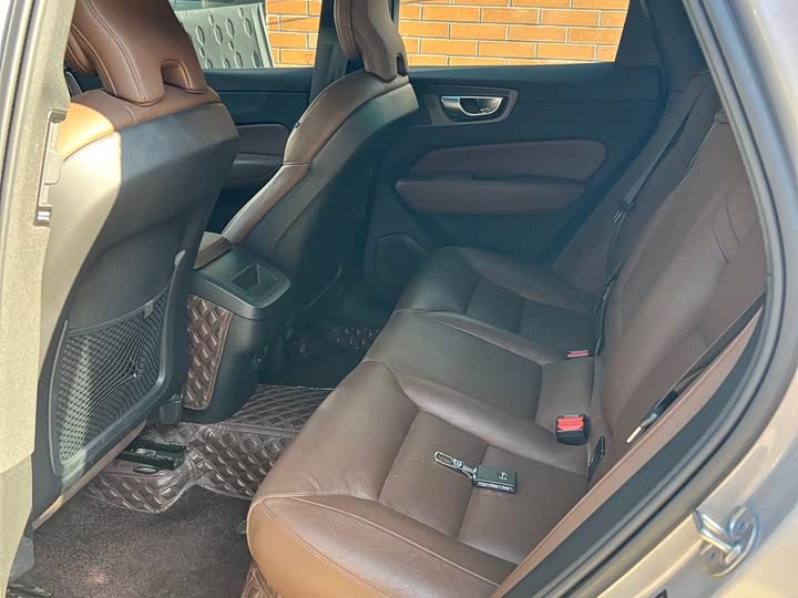 Фото 7 - Volvo XC60