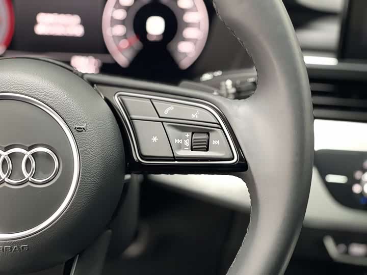 Фото 13 - Audi A4L