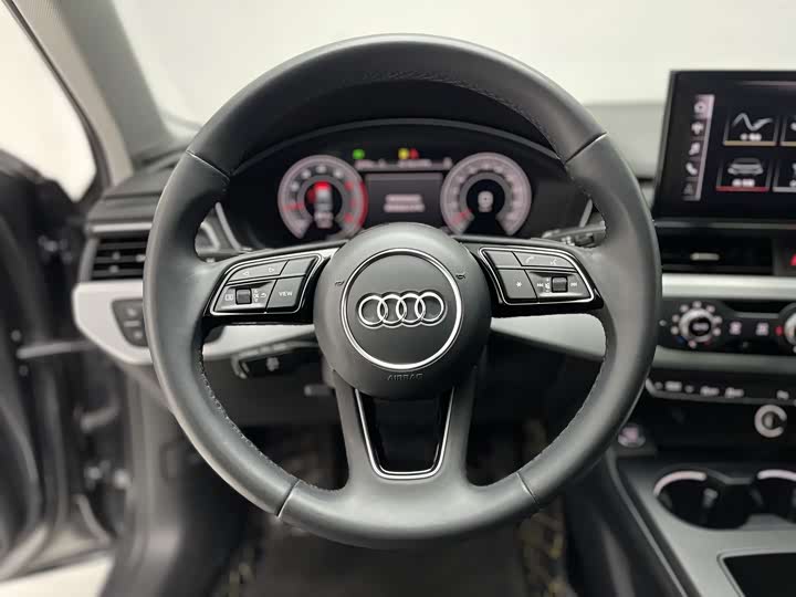 Фото 14 - Audi A4L