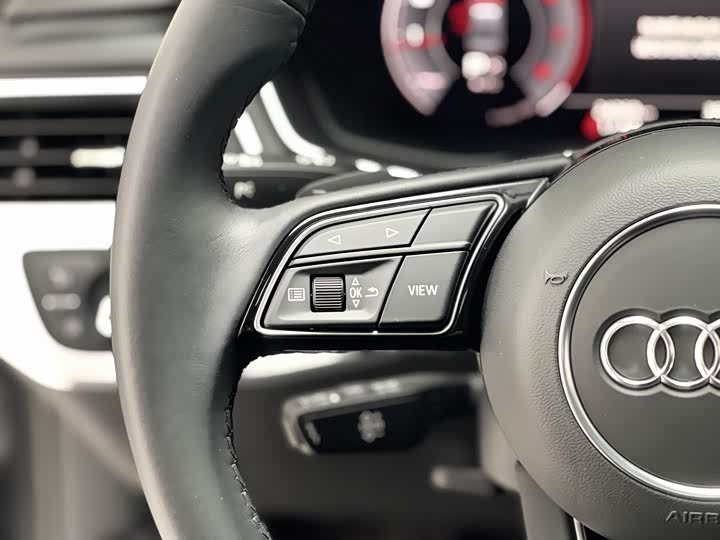 Фото 17 - Audi A4L