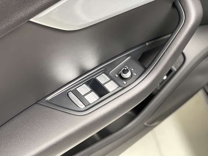 Фото 5 - Audi A4L