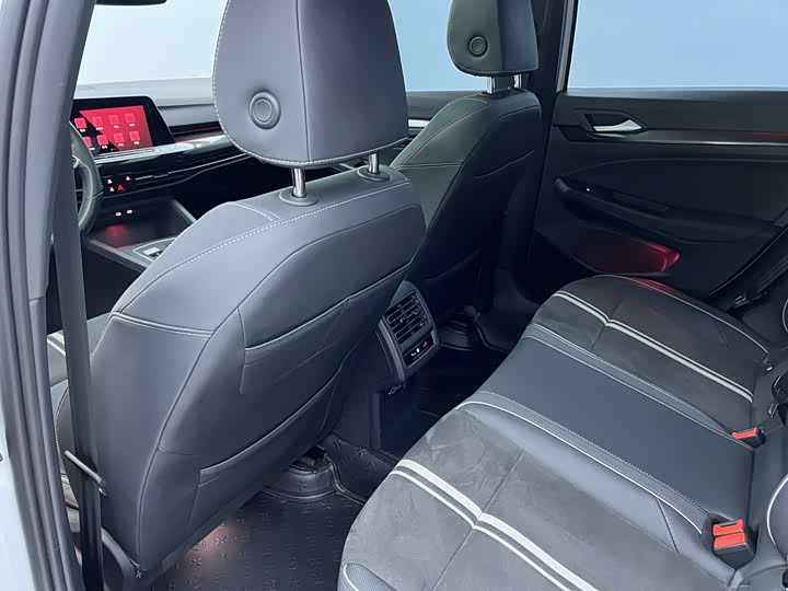 Фото 14 - Volkswagen Golf