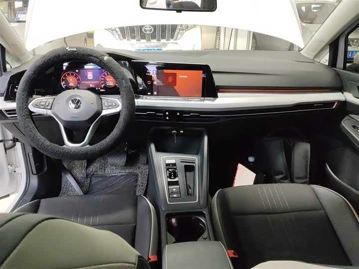 Фото 10 - Volkswagen Golf