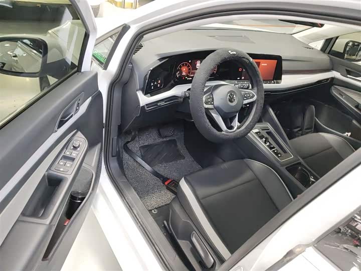 Фото 16 - Volkswagen Golf