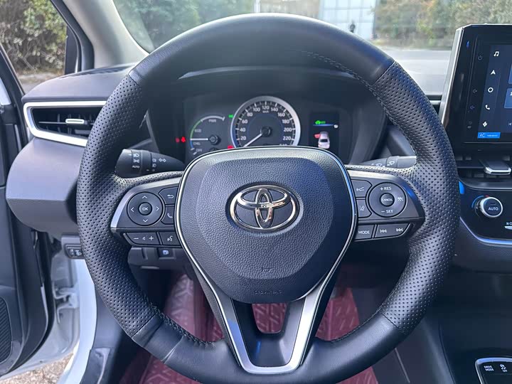 Фото 10 - Toyota Corolla