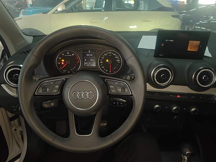 Фото 10 - Audi Q2L