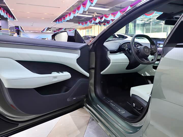 Фото 11 - Zeekr 001