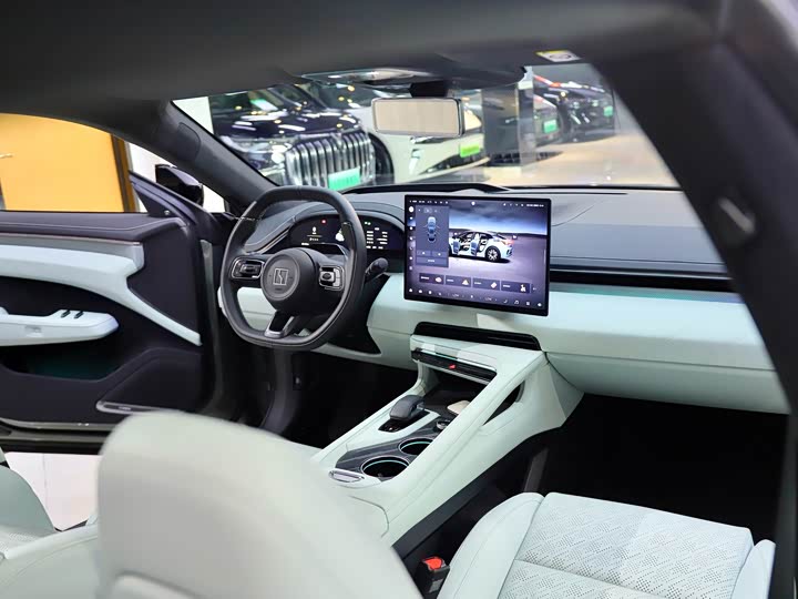 Фото 15 - Zeekr 001