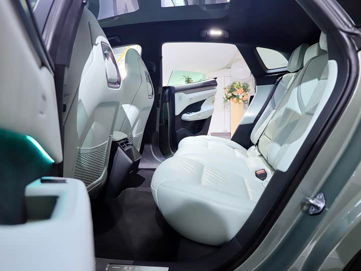 Фото 21 - Zeekr 001