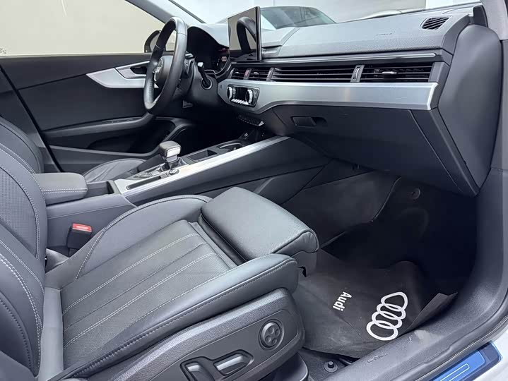 Фото 10 - Audi A4L