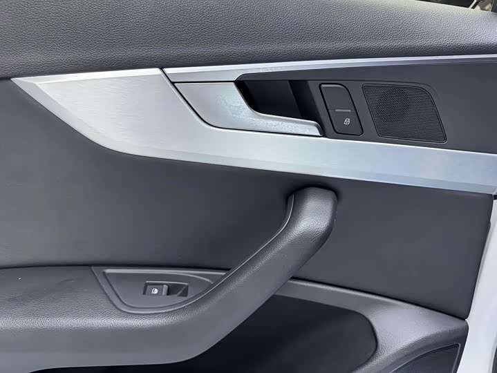 Фото 12 - Audi A4L