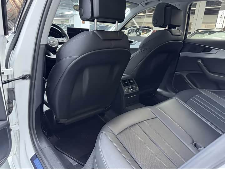 Фото 13 - Audi A4L