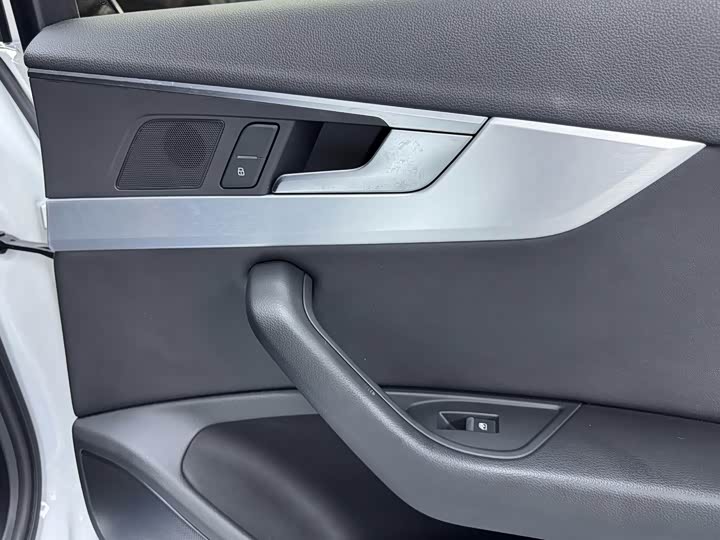 Фото 15 - Audi A4L