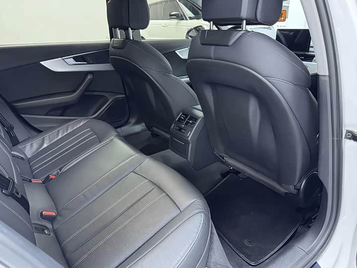 Фото 16 - Audi A4L