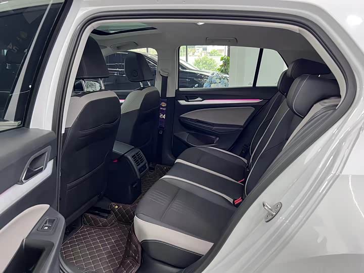 Фото 10 - Volkswagen Golf