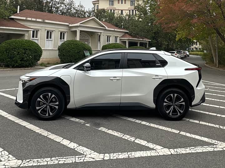 Фото 3 - Toyota bZ4X