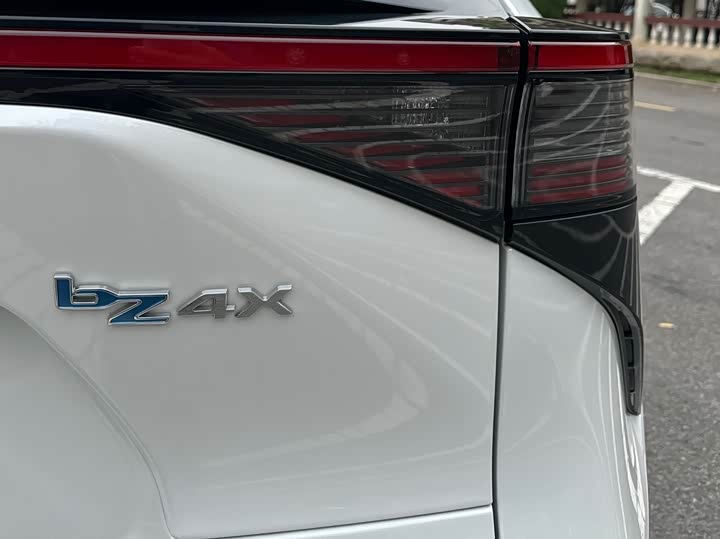 Фото 6 - Toyota bZ4X