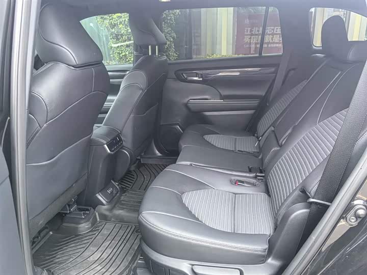 Фото 6 - Toyota Crown Kluger