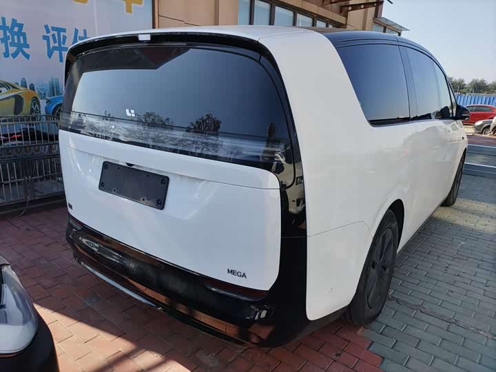 Фото 3 - LiXiang Mega