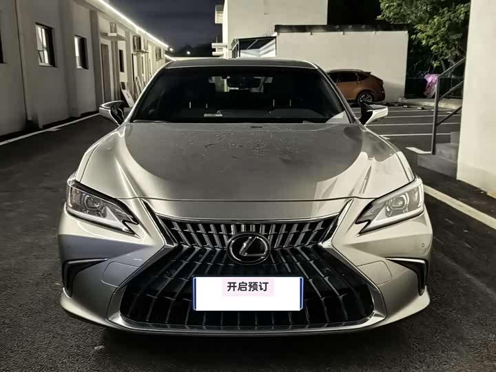 Фото 1 - Lexus ES