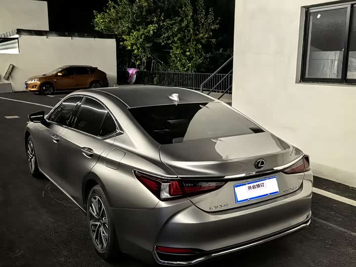 Фото 10 - Lexus ES