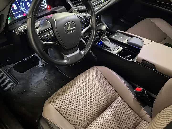Фото 4 - Lexus ES