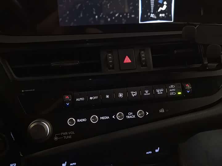 Фото 6 - Lexus ES