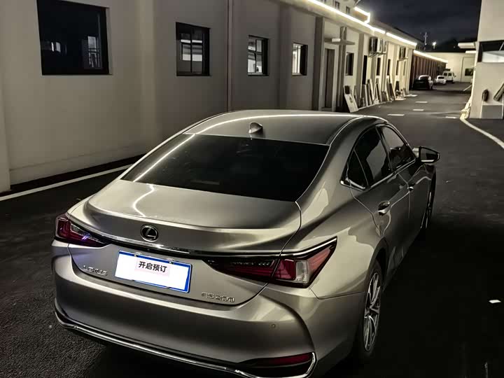 Фото 8 - Lexus ES