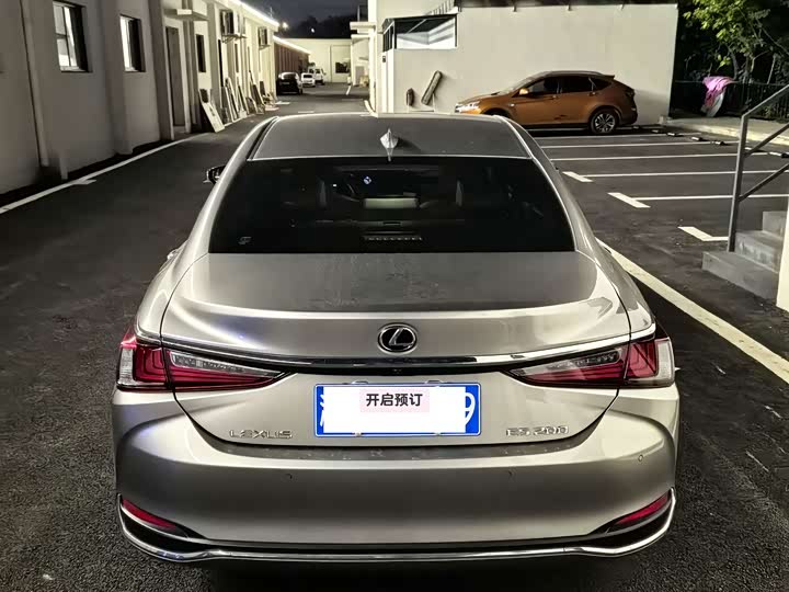 Фото 9 - Lexus ES