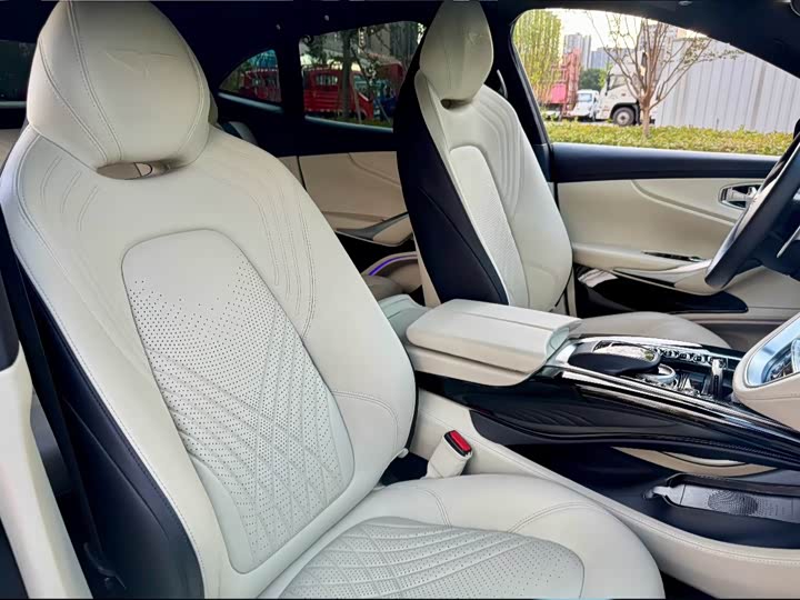 Фото 4 - Aston Martin DBX