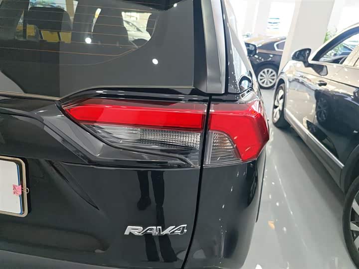 Фото 10 - Toyota RAV4