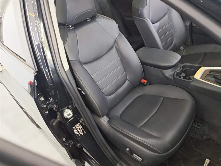 Фото 11 - Toyota RAV4