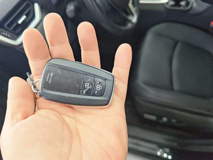 Фото 12 - Toyota RAV4