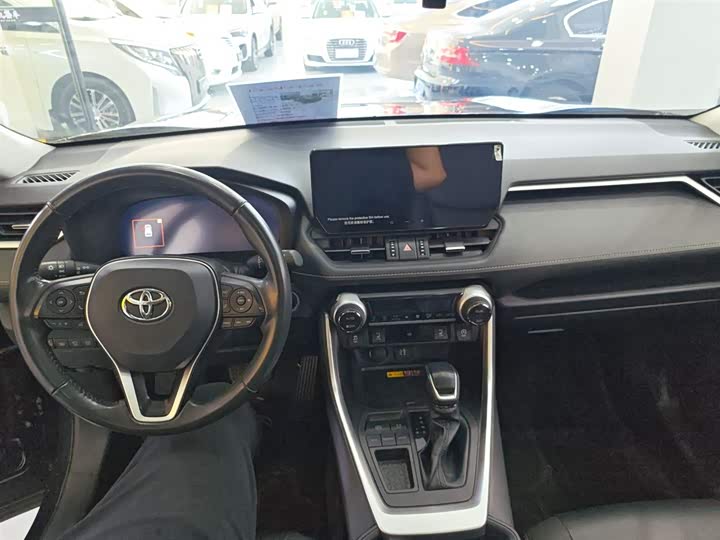 Фото 13 - Toyota RAV4