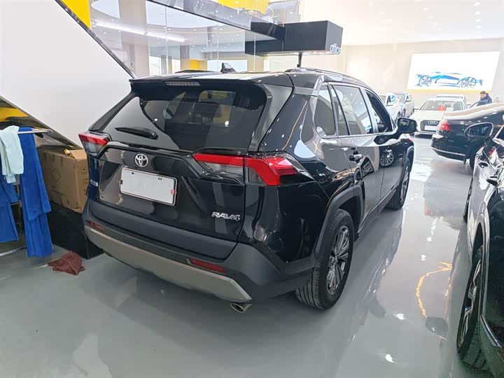 Фото 9 - Toyota RAV4