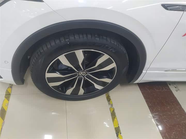 Фото 5 - Volkswagen Tiguan L Pro